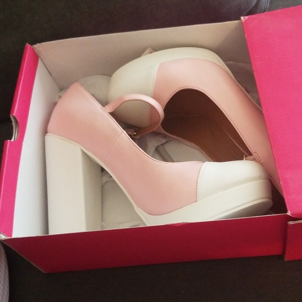 Pink white pumps